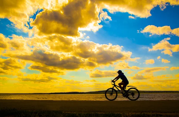 Fahrradfahrer bei Sonnenuntergang — Stockfoto