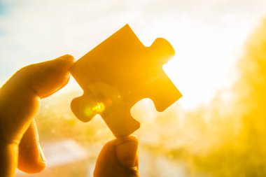  bulmaca parçası ile el