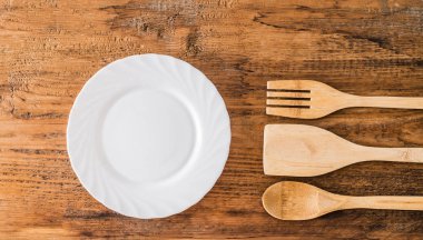  Plaka ve ahşap sofra takımı