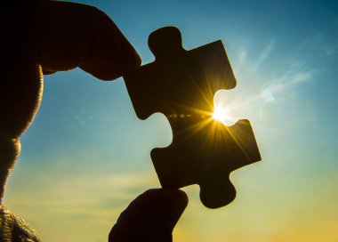  bulmaca parçası ile el