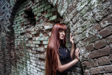 siyah lüks yazlık elbise eski retro vintage yaşlı tuğla duvara yaslanmış üzgün Kızıl saçlı kadın 