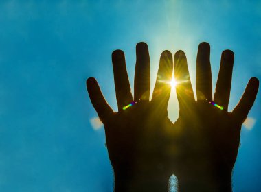 el parmaklarının arasından geçen ışınları 