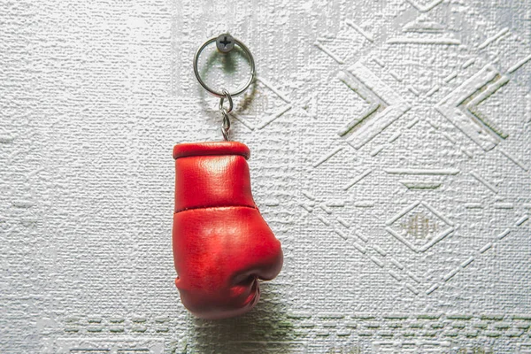 Підвісний рукавичка боксу — стокове фото