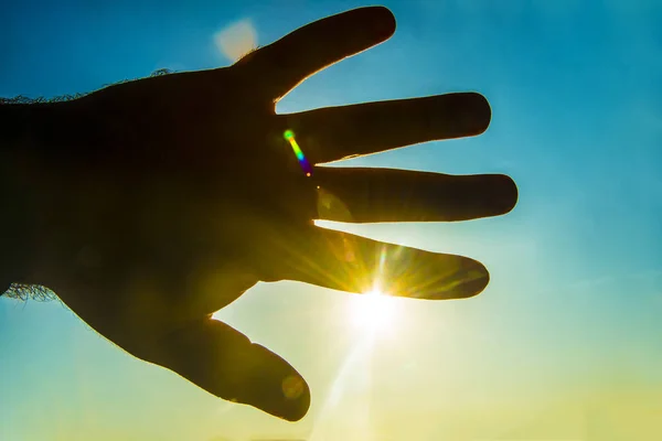 Raios de sol passando através dos dedos — Fotografia de Stock