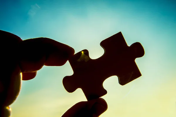 Hand mit Puzzleteil — Stockfoto