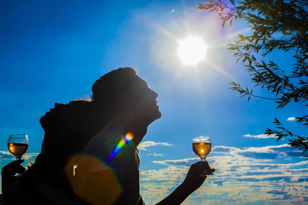 Silhouette Dell Uomo Della Donna Bevono Champagne Tramonto — Foto Stock