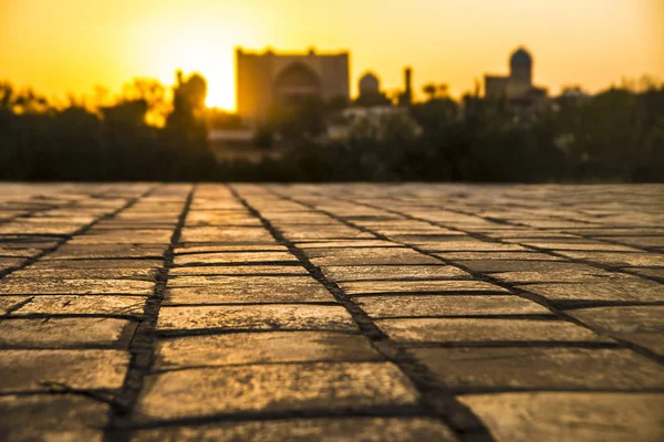 Sonnenlicht auf Kopfsteinpflaster — Stockfoto