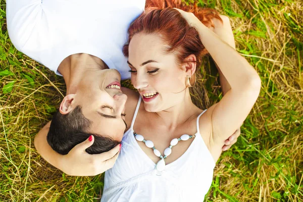 Vista Para Cima Retrato Jovem Casal Feliz Deitado Grama Verde — Fotografia de Stock