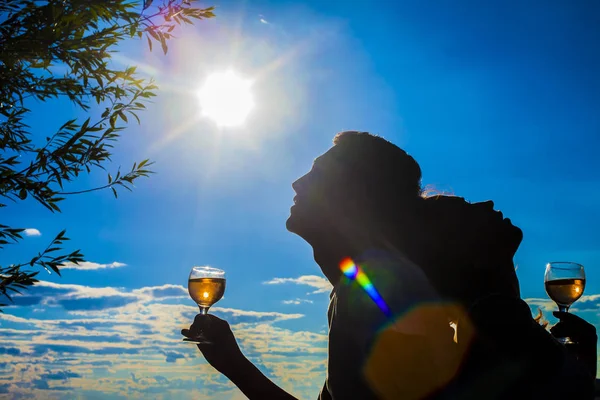 Silhouette Dell Uomo Della Donna Bevono Champagne Tramonto — Foto Stock