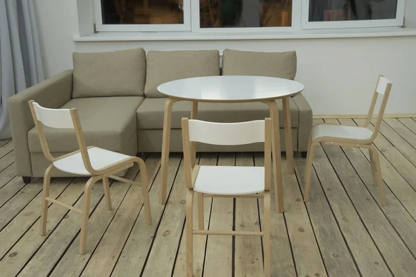 Дерев'яний стіл і три стільці — стокове фото