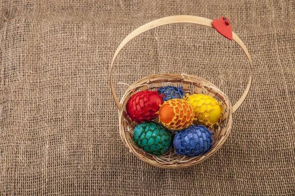 Påsk korg fylld med färgglada ägg — Stockfoto