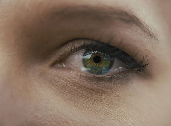 Жіноче око зі сльозами — стокове фото