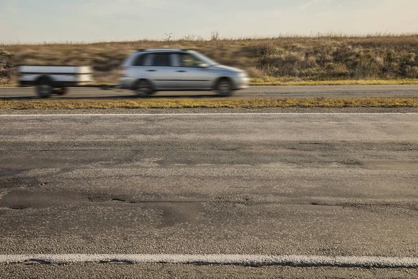 Grijze auto met de trailer — Stockfoto