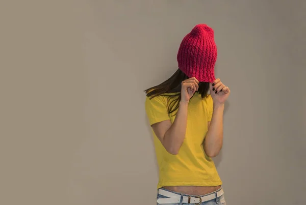 Menina puxando seu chapéu — Fotografia de Stock