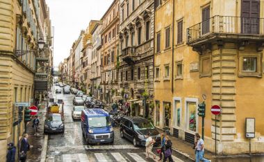 İnsanlar bir Roma Caddesi üzerinde