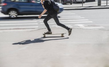 bir kaykay sürme kaykaycı