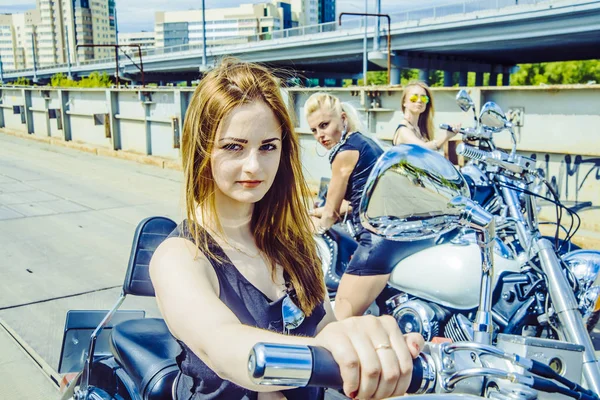 Drie Jonge Meisjes Choppers Tegen Metaal Brug Achtergrond Blond Vrouwelijke — Stockfoto