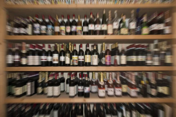 Bouteilles de vins rouges et blancs — Photo