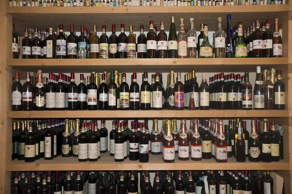 Vinbutik med många flaskor — Stockfoto