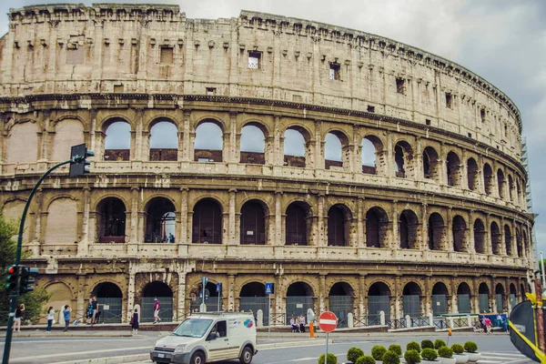 Colosseum är en huvudattraktion i Rom — Stockfoto