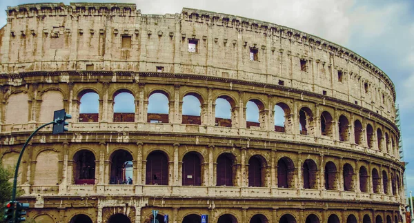 Colosseum är en huvudattraktion i Rom — Stockfoto