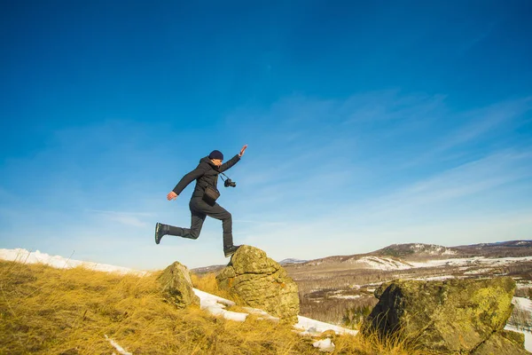 Een Man Met Camera Springt Een Winterlandschap — Stockfoto