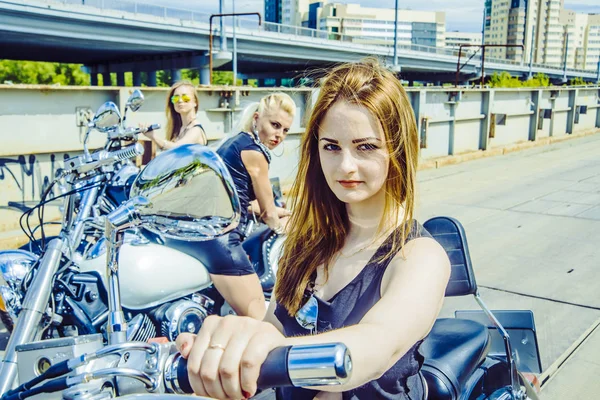 Drei Junge Mädchen Auf Choppern Vor Metallbrücke Hintergrund Blonde Frau — Stockfoto