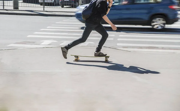 Скейтбордист катається на ковзанах — стокове фото