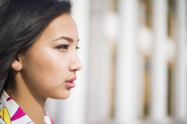  Asyalı genç kadın poz 