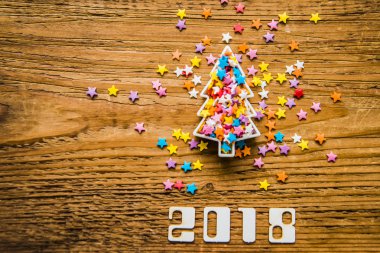 Çok renkli yıldız ile Noel ağacı