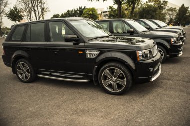 Taşkent, Özbekistan - 16 Ekim 2013: Land Rover arabaları bayilerin otoparkında