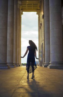 sütunlar arasında dans kızı.