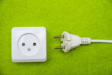 kablo ve beyaz elektrik prizine 