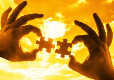  puzzle parçaları bağlanmaya çalışan eller