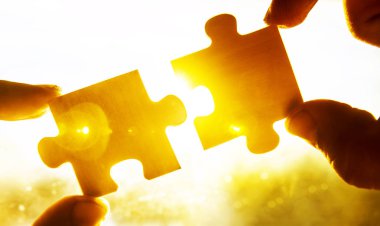  puzzle parçaları bağlanmaya çalışan eller