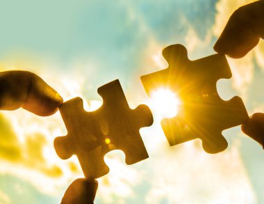  puzzle parçaları bağlanmaya çalışan eller