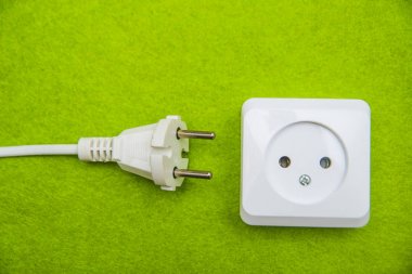 kablo ve beyaz elektrik prizine 