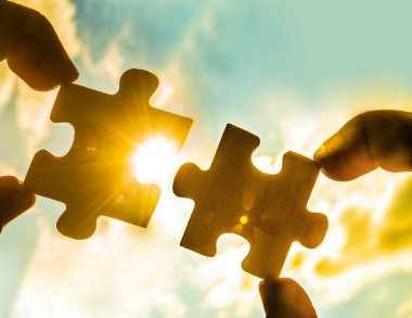  puzzle parçaları bağlanmaya çalışan eller