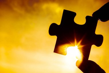  bulmaca parçası ile el