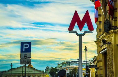 Moskova metro istasyonu. Rusya 'da yeraltı işareti. Moskova metro tabelası ve megapolis geçmişi var. Moskova, Rusya, Circa Eylül 2016.