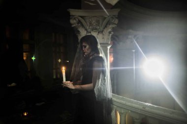 Cadılar bayramında bir arka plan üzerinde Gotik cadı 