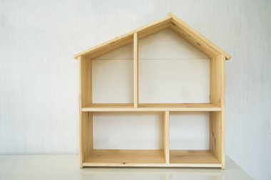 Beyaz çerçeveli beyaz duvara dayalı yeni konut inşaatı evi.