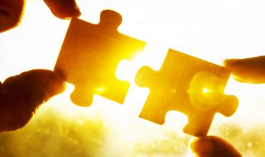  puzzle parçaları bağlanmaya çalışan eller