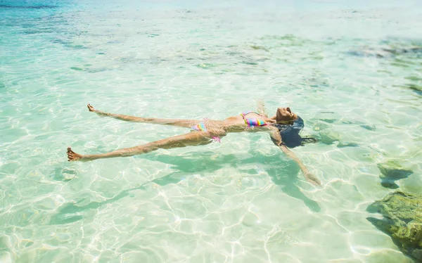 Mulher Biquíni Colorido Deitada Água Praia Tropical — Fotografia de Stock