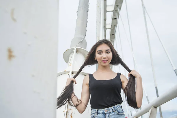 Mulher de pé na ponte de metal — Fotografia de Stock