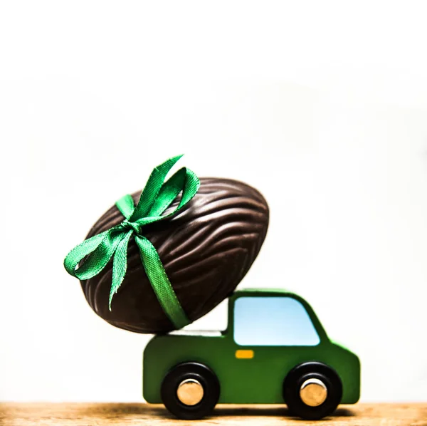 Ovo de Páscoa no carro de brinquedo verde — Fotografia de Stock