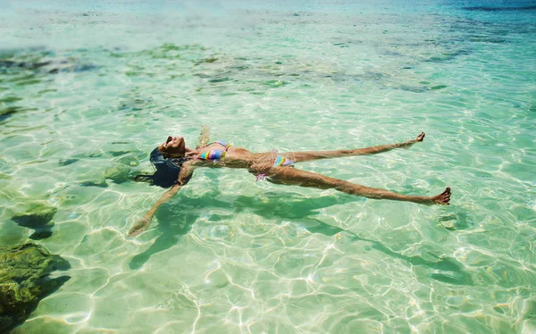 Mujer Bikini Colores Tumbada Agua Playa Tropical — Foto de Stock