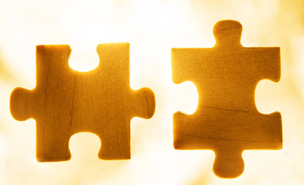  руки пытаются соединить кусочки
