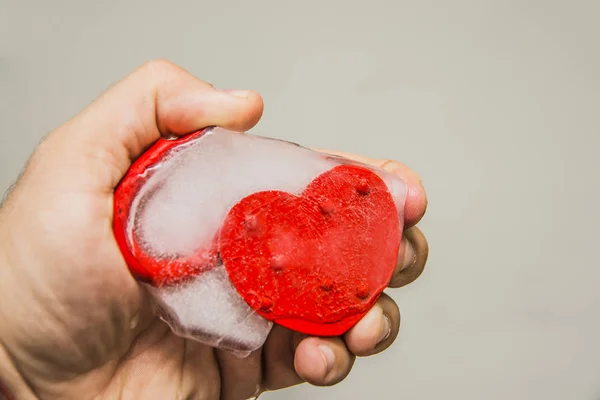 Métal rouge Coeur dans la glace — Photo