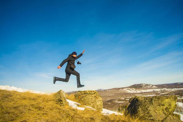ジャンプで自然を撮影する若い写真家 喜びのためにジャンプする男性写真家 — ストック写真
